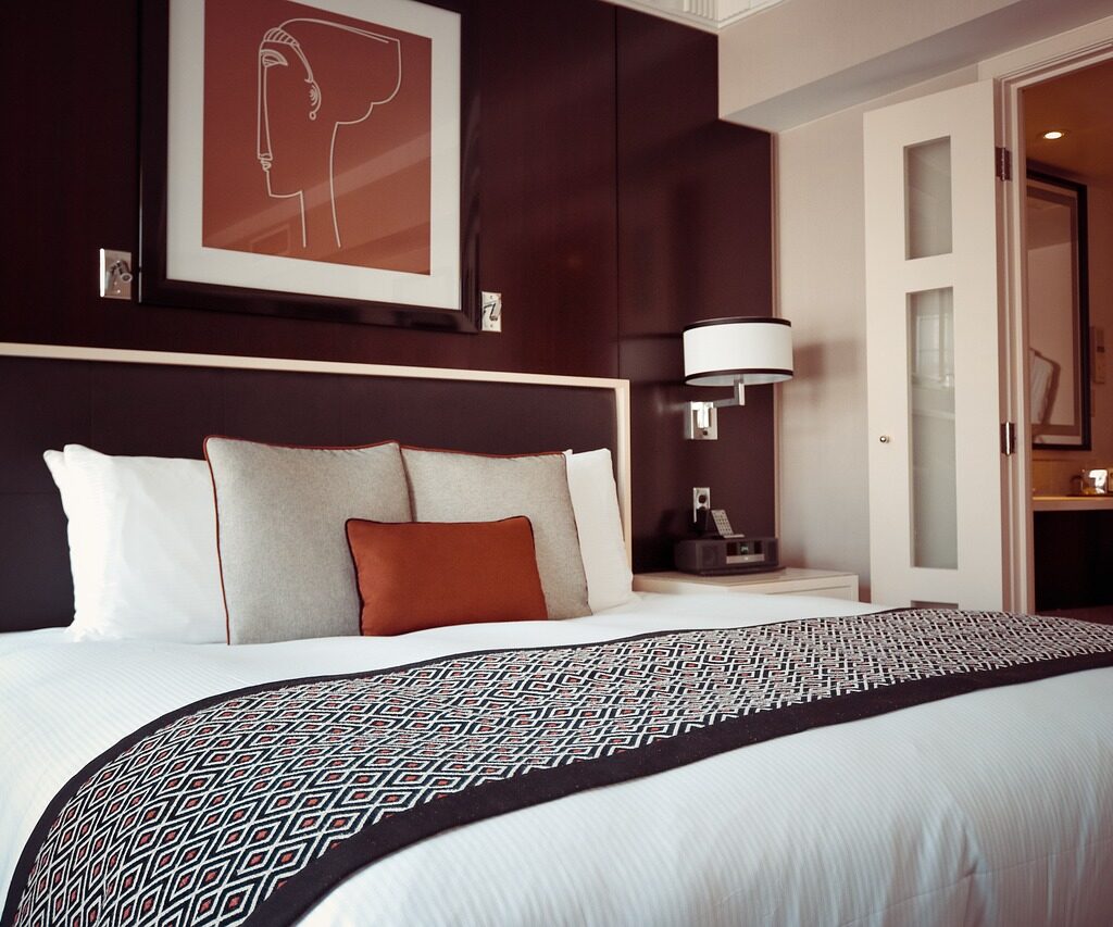 hotel room, bed, pillows-1447201.jpg